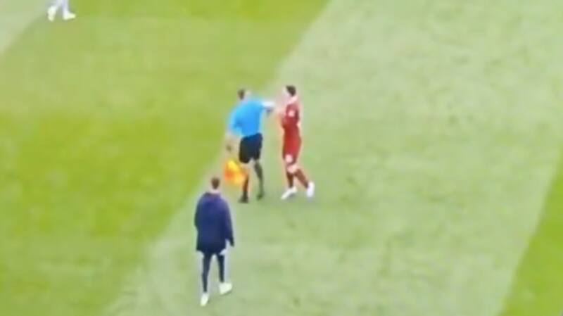 Árbitro le propinó un codazo a Andrew Robertson.