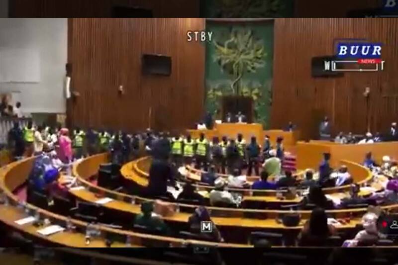 Momento donde las fuerzas de seguridad senegalés ingresaron al parlamento luego de que algunos diputados quisieran detener las votaciones.