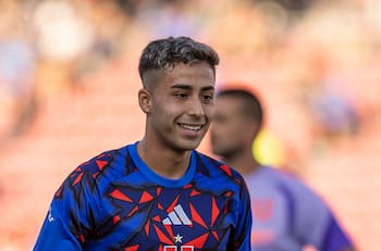 Respira Paqui Meneghini: Lucas Assadi estará disponible para el Superclásico ante Colo Colo