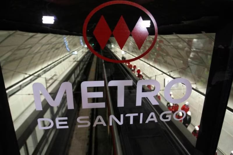 Logo de Metro en una ventana de un vagón.