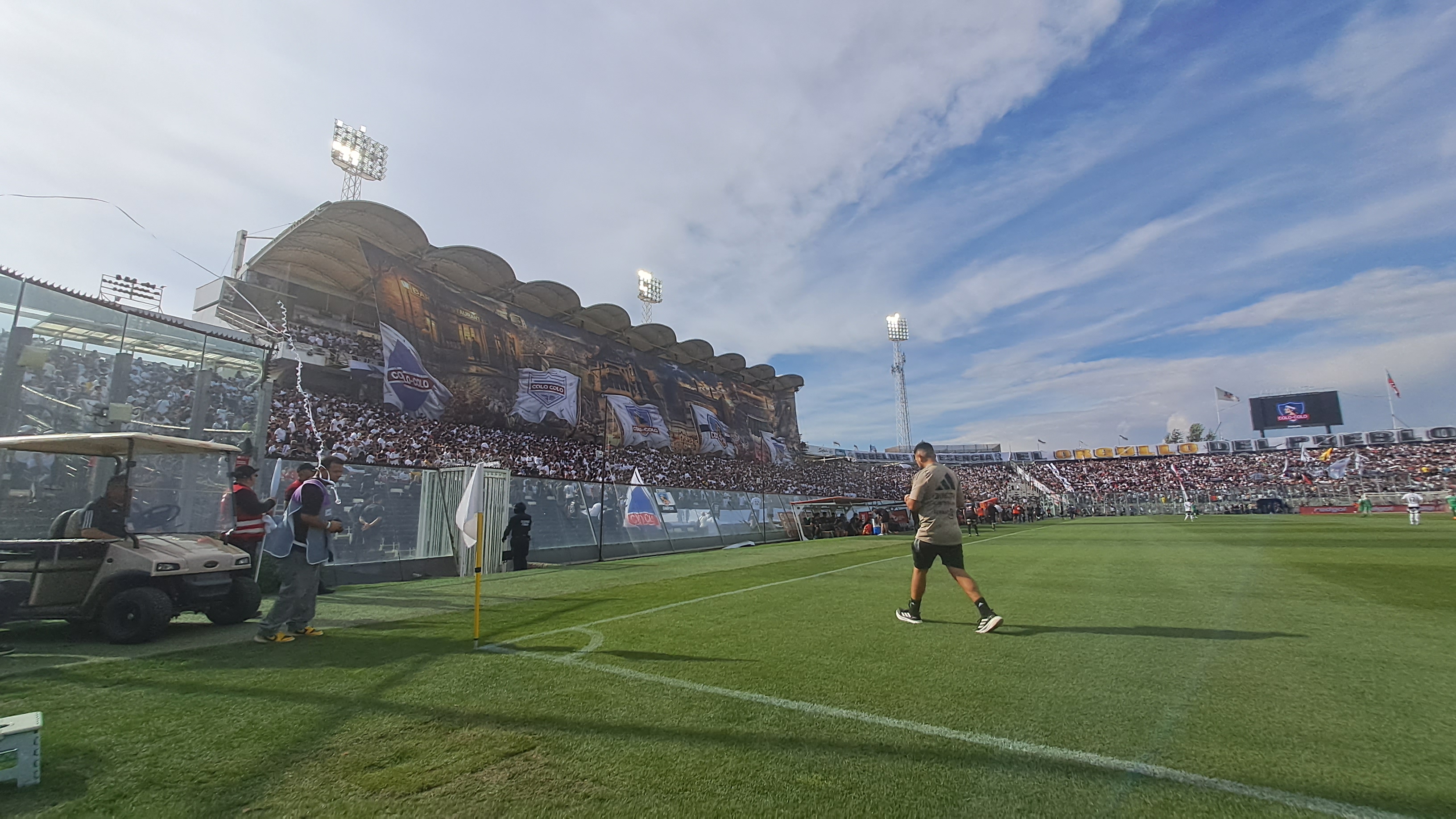 Lienzo de los hinchas que no dejó transmitir de buena forma a TNT Sports. Foto: Felipe Escobedo / En Cancha.