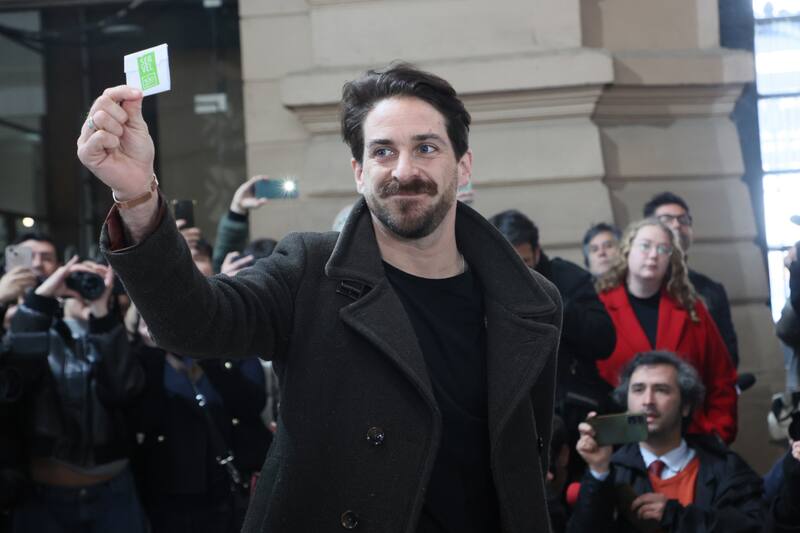El candidato del Frente Amplio asistió a votar en la Región Metropolitana.