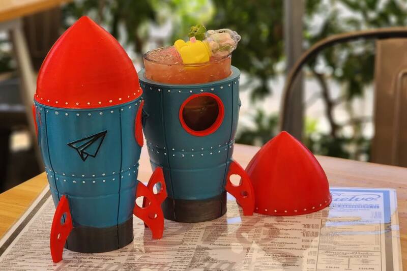 El restobar ofrece entretenidos tragos inspirados en la cultura pop con juguetes en su interior.