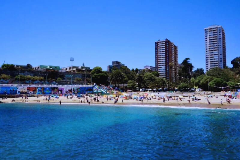 Playa de la Región de Valparaíso, ideal para bañarse y pasar el calor. Créditos: Wikipedia.