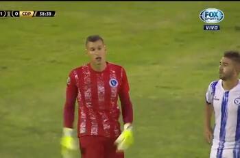 Esta fue la brutal falta del portero de Cerro Largo con que se ganó tarjeta roja
