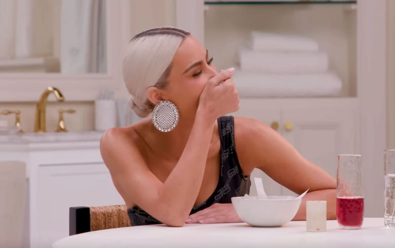 La socialité estuvo como invitada en el programa de Hailey Bieber