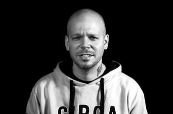 Residente publica divertido video cortándole el pelo a su hermanastro