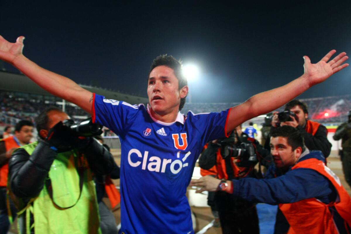 FUTBOL, UNIVERSIDAD CATOLICA VS UNIVERSIDAD DE CHILE
FINAL, PARTIDO DE VUELTA, CAMPEONATO DE APERTURA 2011
EL JUGADOR DE UNIVERSIDAD DE CHILE GUSTAVO CANALES, CENTRO, CELEBRA EL CUARTO GOL DE CONTRA DE UNIVERSIDAD CATOLICA DURANTE EL PARTIDO DE PRIMERA DIVISION JUGADO EN EL ESTADIO NACIONAL.
12/06/2011
SANTIAGO, CHILE
MAX MONTECINOS/PHOTOSPORT
SOCCER, UNIVERSIDAD DE CHILE VS UNIVERSIDAD CATOLICA
FINAL, SECOND GAME, APERTURE CHAMPIONSHIP 2011
UNIVERSIDAD DE CHILE'S XXX, LEFT RIGHT CENTER, CELEBRATES AFTER SCORING AGAINST UNIVERSIDAD CATOLICA`S XXX, DURING THEIR FIRST DIVISION SOCCER MATCH AT NATIONAL STADIUM IN SANTIAGO, CHILE.
12/06/2011
MAX MONTECINOS/PHOTOSPORT