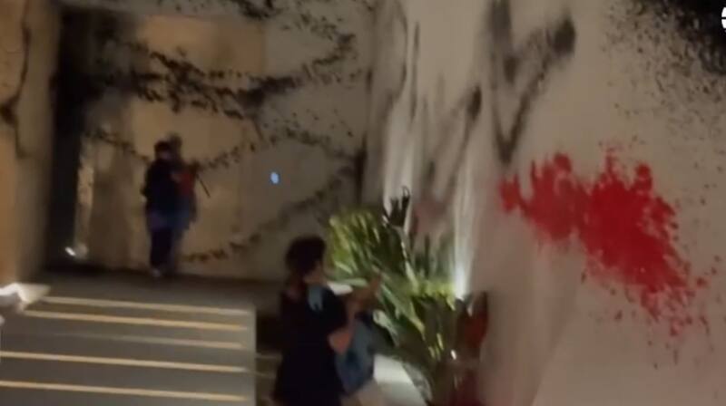 La mansión del argentino fue vandalizada por un movimiento español. Créditos: @futurovegetal.