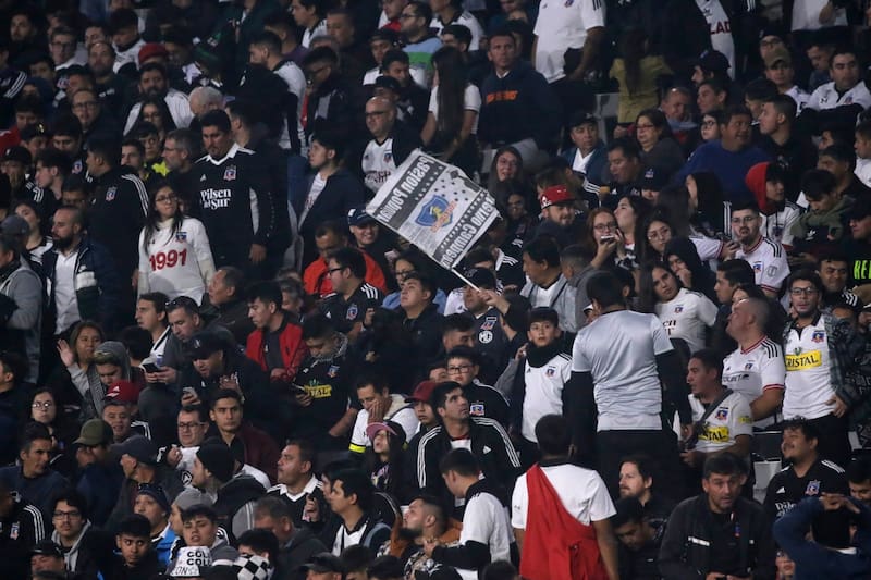 Hinchas de Colo Colo en el Estadio Monumental. Foto: Agencia Aton.