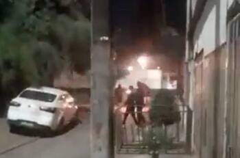 VIDEO | Atacan comisaría de Pudahuel con bombas molotov y fuegos artificiales