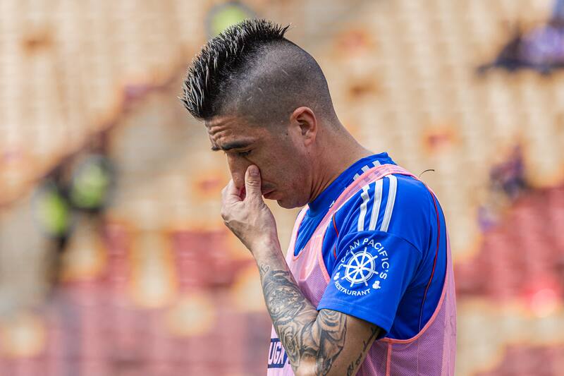 Deberá buscar club: Paqui Meneghini corta a Leandro Fernández de U. de Chile. Foto: Felipe Escobedo