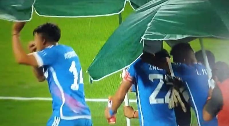 Marcelo Morales dedicó un gesto burlesco a la hinchada de Colo Colo.