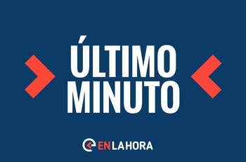 Hombre se encadena en una cruz arriba de casa en Quinta Normal como protesta