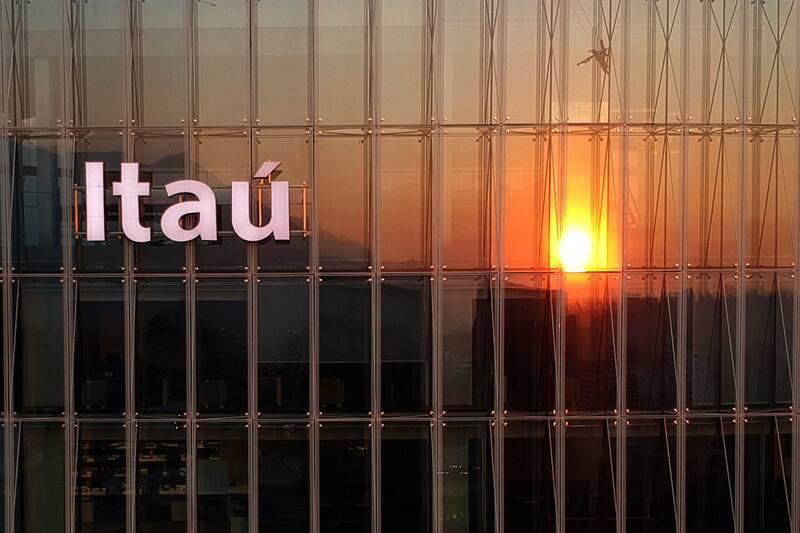 La cuenta corriente de Itaú tiene costo cero de mantención. Créditos: ATON.