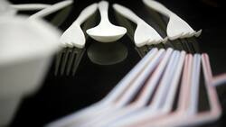 Ley de Plásticos de un solo uso: ¿Cuáles no me pueden entregar con la comida y cómo denunciar si una empresa lo hace?