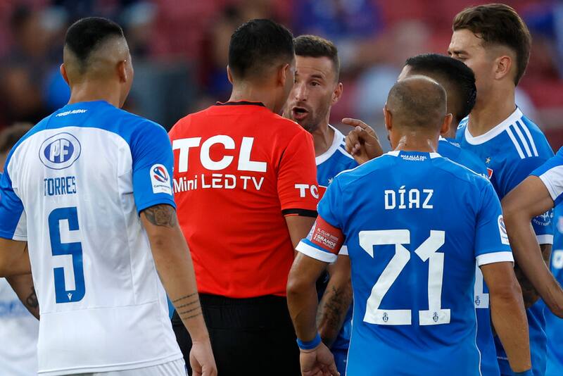 Luciano Pons tras recibir la tarjeta roja ante Audax. Foto: Aton.