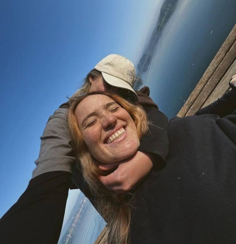 Laura de la Fuente junto a su misteriosa acompañante. Créditos: Instagram