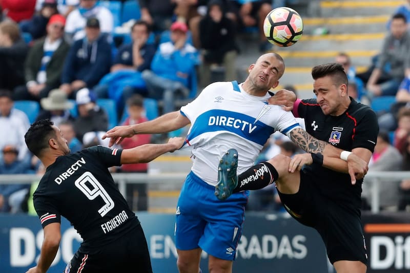 Santiago Silva jugando un clásico entre la UC y Colo Colo, temporada 2017.