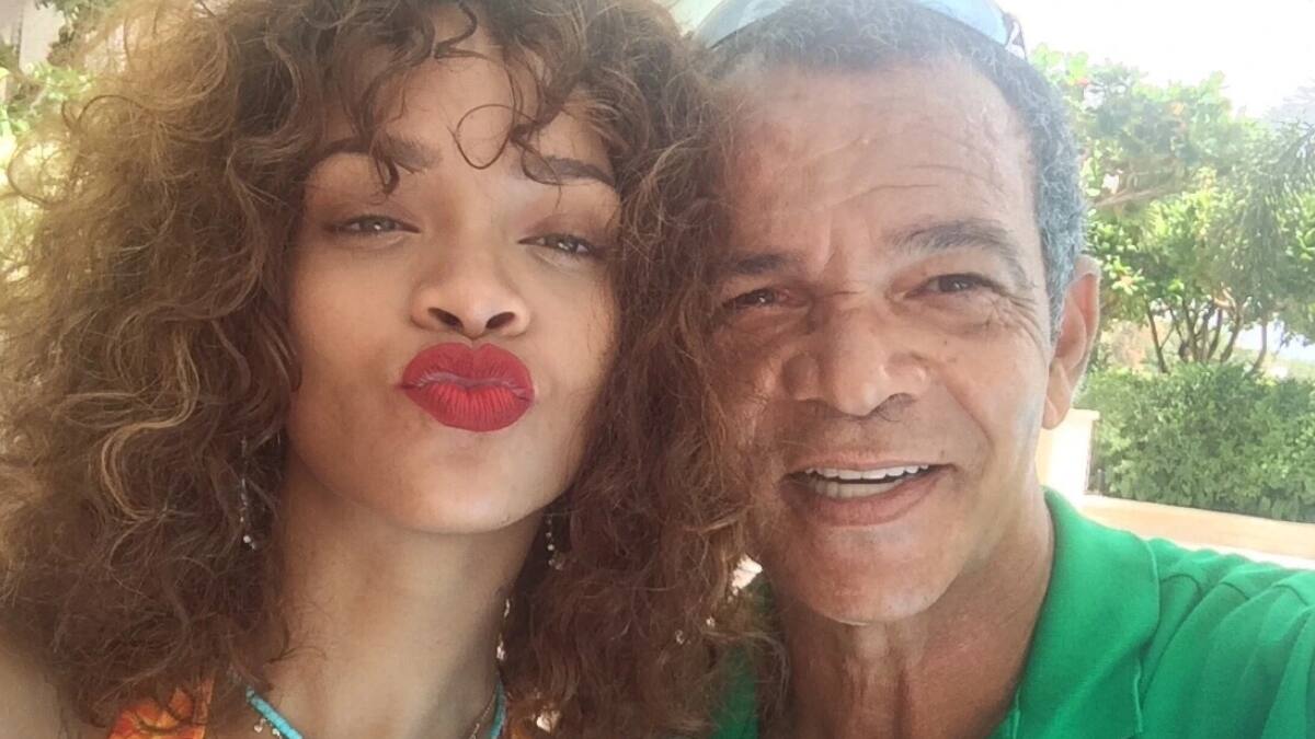 “Ella es hermosa por dentro y por fuera”: El padre de Rihanna reacciona emocionado ante el primer embarazo de su hija