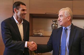 Se olvida de la UC: Gustavo Poyet firmó contrato y es oficialmente el nuevo DT de Grecia