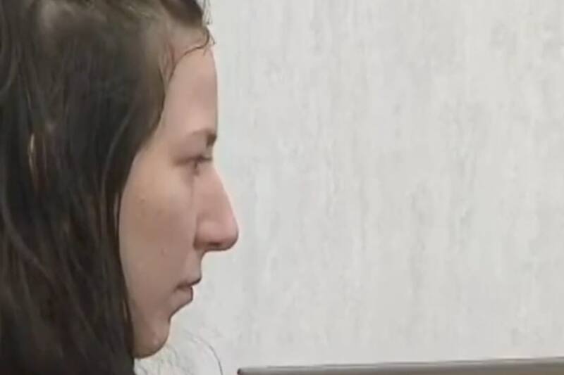 Mujer se abalanza en contra de su abogado en un juicio. Créditos: Captura video