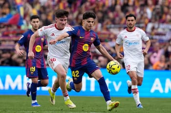 Alexis “perdido” y Suazo “desaparecido”: en España le caen a los chilenos tras caída del Sevilla en Barcelona