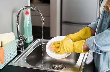 “Estás lavando mal tu loza”: Ingeniera en alimentos aclara cuál es el método correcto para dejarla impecable