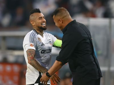 De camarín quebrado a un apoyo ciego: el cambio en Colo Colo sobre la continuidad de Jorge Almirón