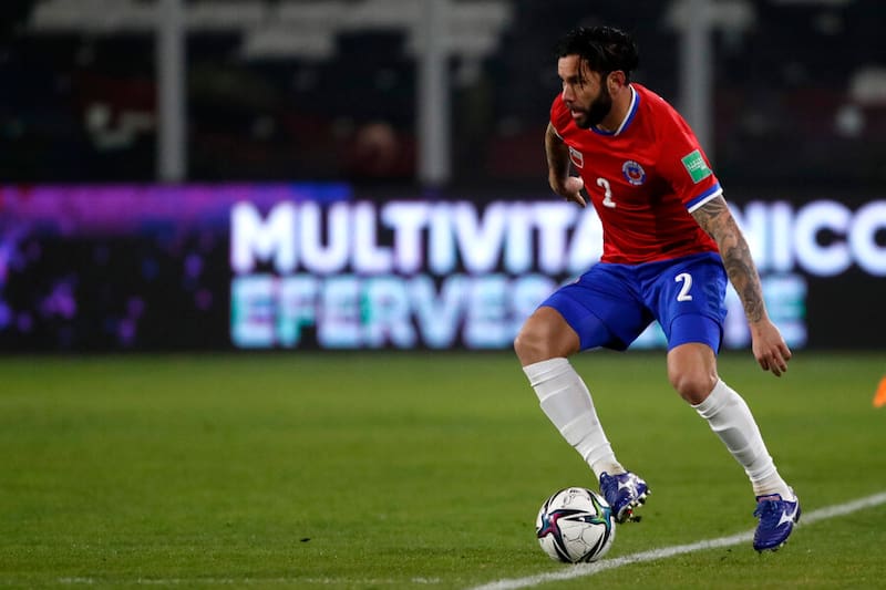 Eugenio Mena se perfila como titular en el duelo de la Selección Chilena frente a Argentina. Foto: Aton.