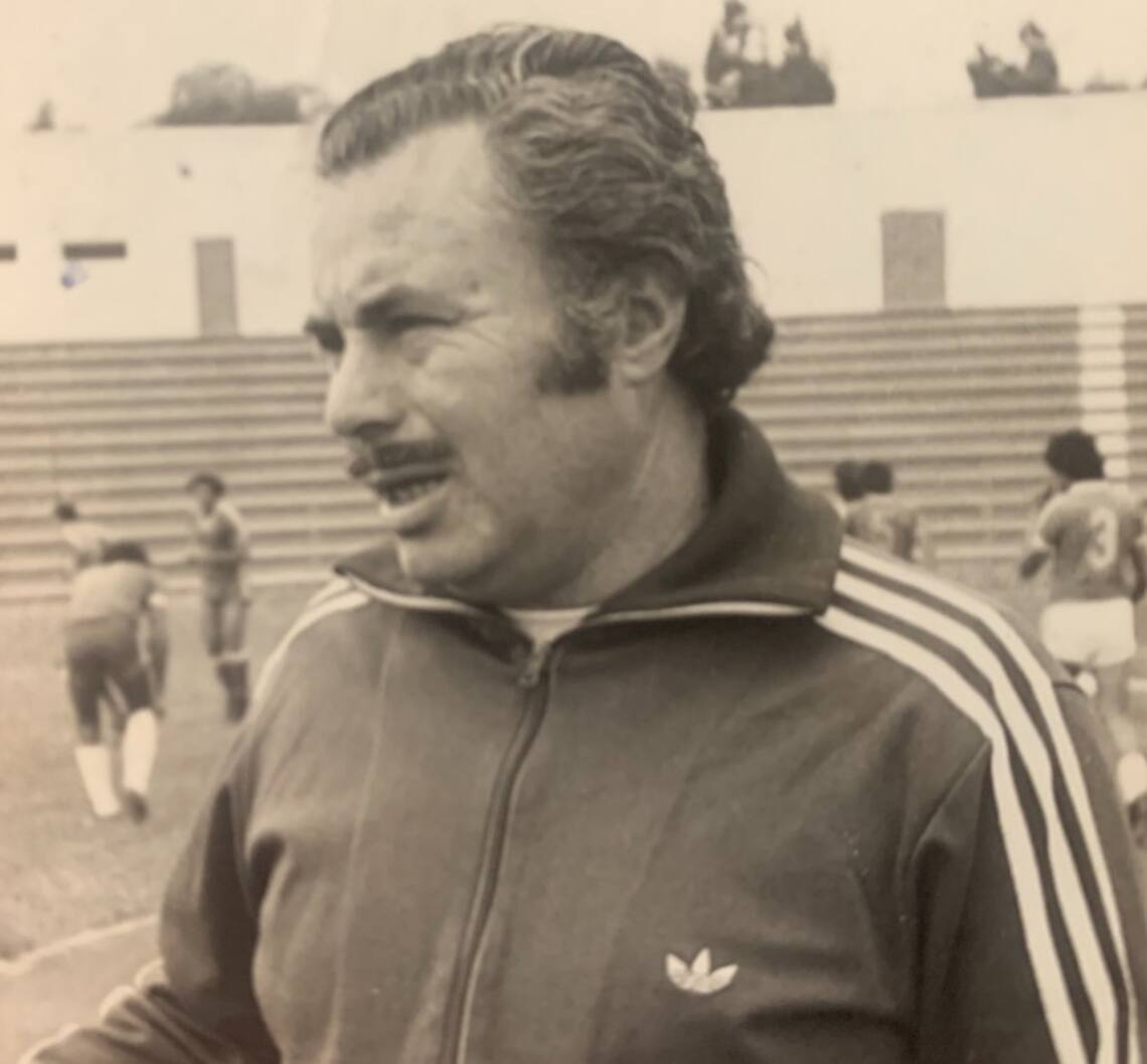 El entrenador tuvo un año '74 intenso. Dirigió a Chile en el Mundial de Alemania, debido a una enfermedad de Luis Álamos, y salió campeón con Huachipato y un plantel excesivamente corto.