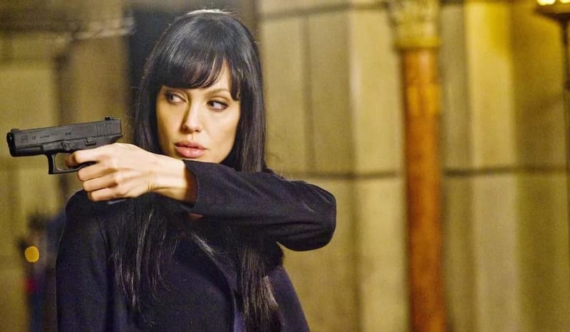 es una recordada pelicula de acción con una imbatible Angelina Jolie