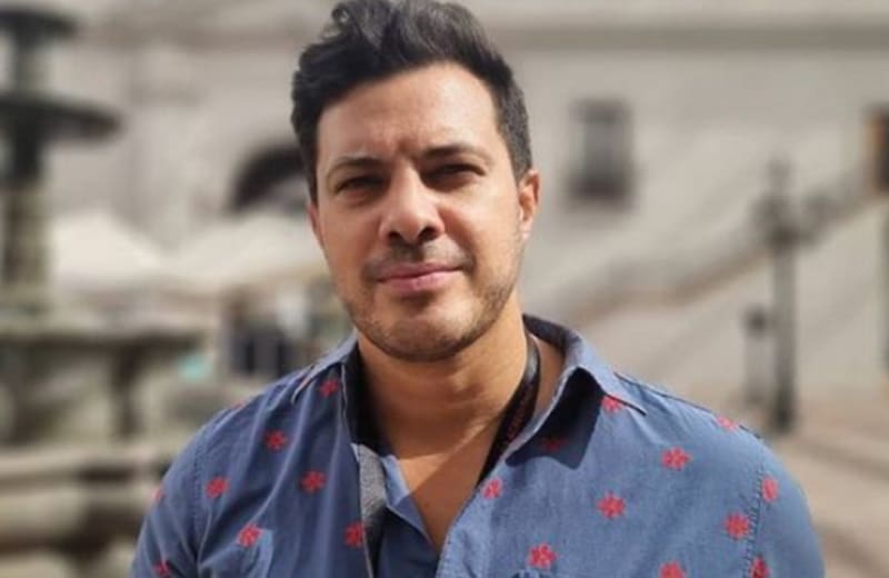 se encontró con un hombre que dormía al interior de su auto. Créditos: Instagram