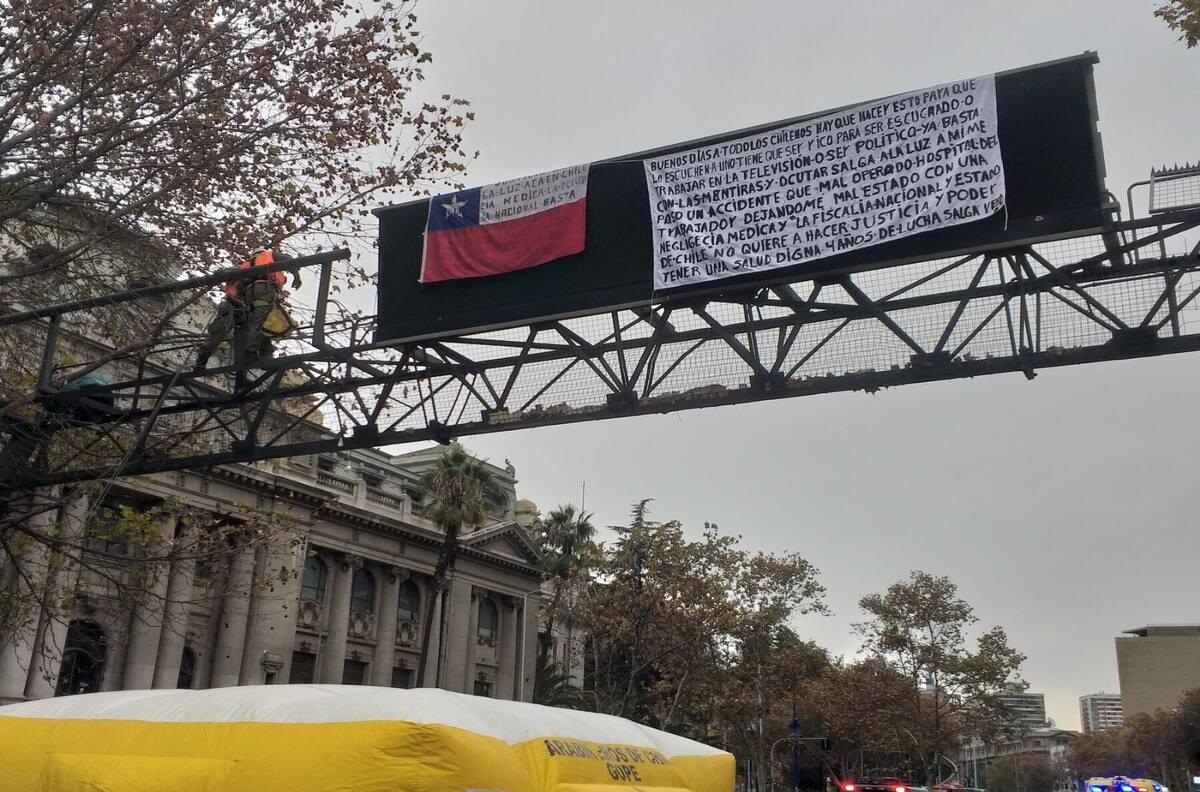 VIDEO | Hombre protesta amarrado en altura y causa suspensión del tránsito en la Alameda