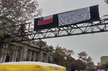 VIDEO | Hombre protesta amarrado en altura y causa suspensión del tránsito en la Alameda
