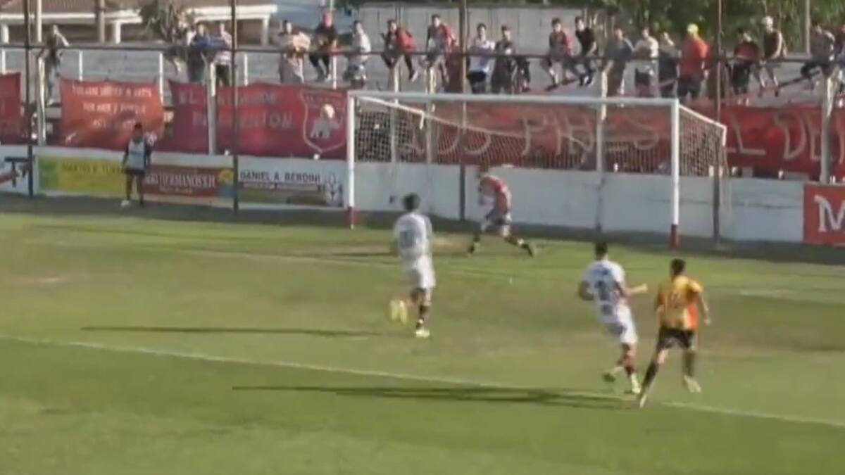 VIDEO | Digno de Puskas: el golazo a lo Roberto Carlos que se convirtió en el fútbol argentino