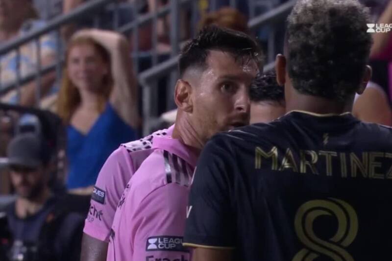 defendió a su compañero luego de ver que recibió una patada. (Captura de video)