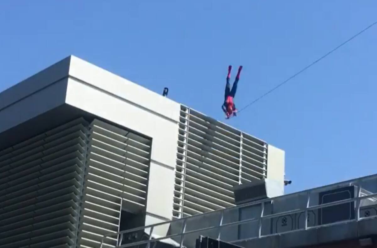 VIDEO | Spiderman sufrió espectacular caída durante exhibición de acrobacias en parque de Disney