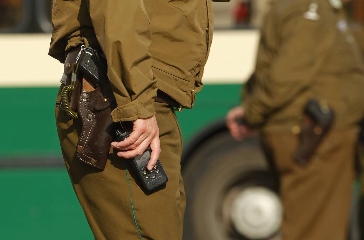 Disparaba al aire y portaba armamento de guerra: sujeto fue detenido por Carabineros en Pudahuel