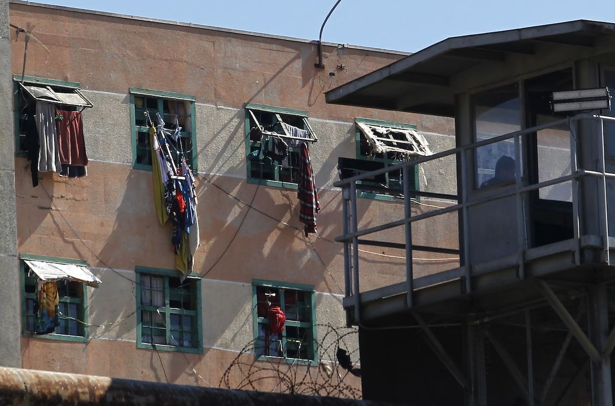FOTOS | Sierras, pasaportes y tarjetas bancarias: Gendarmería detiene intento de fuga en cárcel de Valparaíso