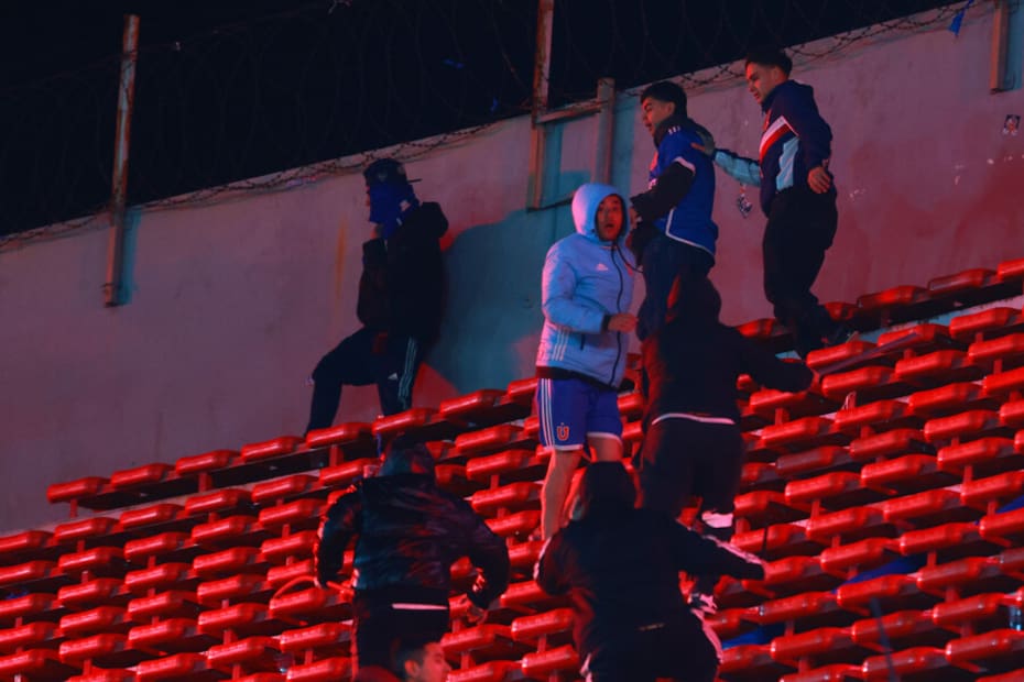 Arrancando de los barristas de Independiente. Foto: Aton.