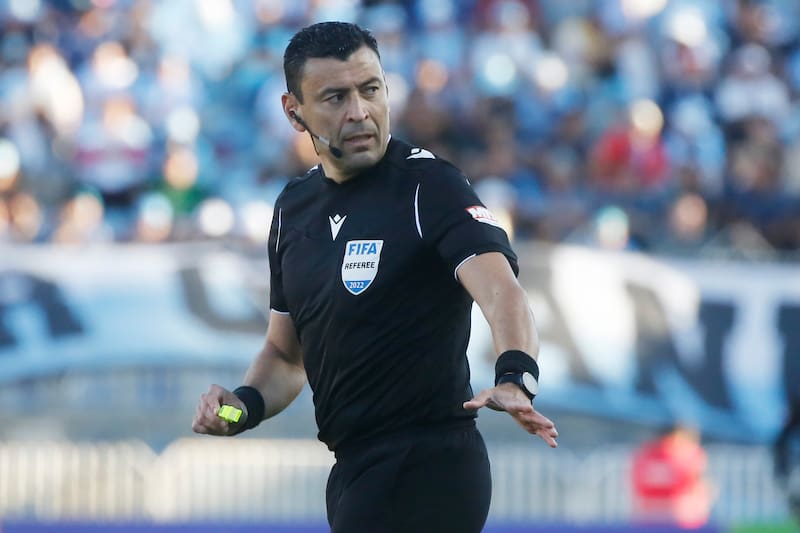 El juez en acción durante la final de la Copa Chile 2022 entre Unión Española y Magallanes, en El Teniente. El último partido que dirigió profesionalmente Tobar.