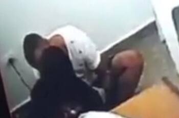 VIDEO| Pillan a jueza a los besos con preso que condenó a cadena perpetua por matar a un policía