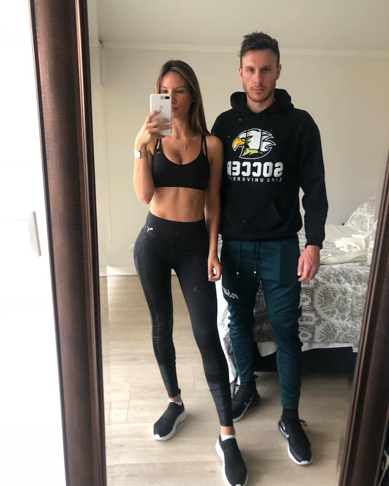 Fotografía de Ángelo Henríquez y Andrea Ankovic juntos.