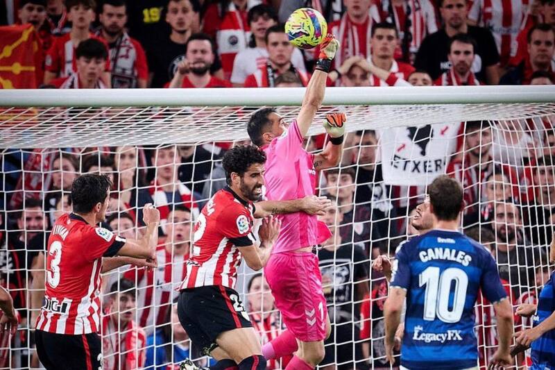 El arquero Claudio Bravo viene de brillar en el triunfo de visita del Real Betis por 1-0 ante Athletic de Bilbao en San Mamés.
