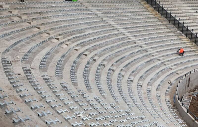 . Ya se instalan los soportes de las butacas en el nuevo estadio de la UC. Foto: Comunicaciones Cruzados.