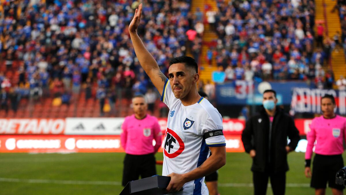 Osvaldo González agradece a los hinchas de Universidad de Chile tras ser homenajeado en el estadio Santa Laura.