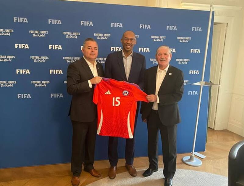 El secretario general junto al director de FIFA Kenny Jean-Mary, y un histórico de la dirigencia chilena, Luis Faúndez Arancibia, ganando experiencia en Europa.