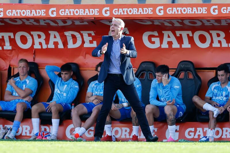 , entrenador de la Universidad Católica, dirigiendo al equipo en Santa Laura. Foto: Agencia Aton.