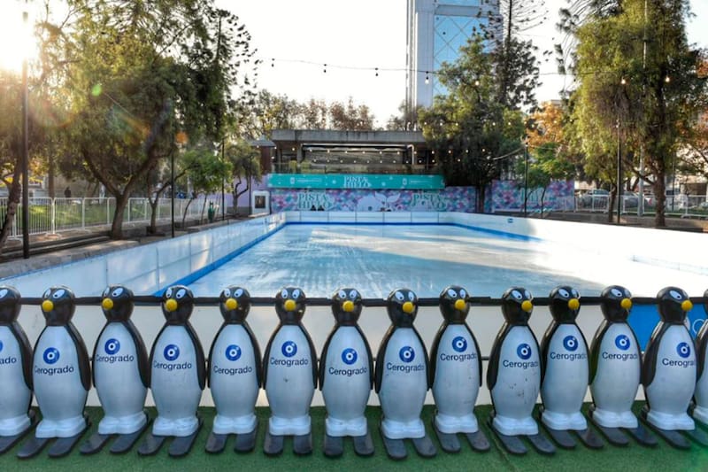 La pista de hielo cuenta con pingüinos de apoyo para quienes están recién aprendiendo.